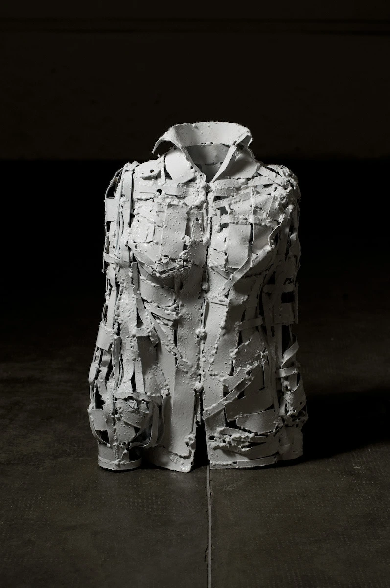 Il senso dell’assenza 2008 ferro saldato smaltato.64x42x23cm collezione privata