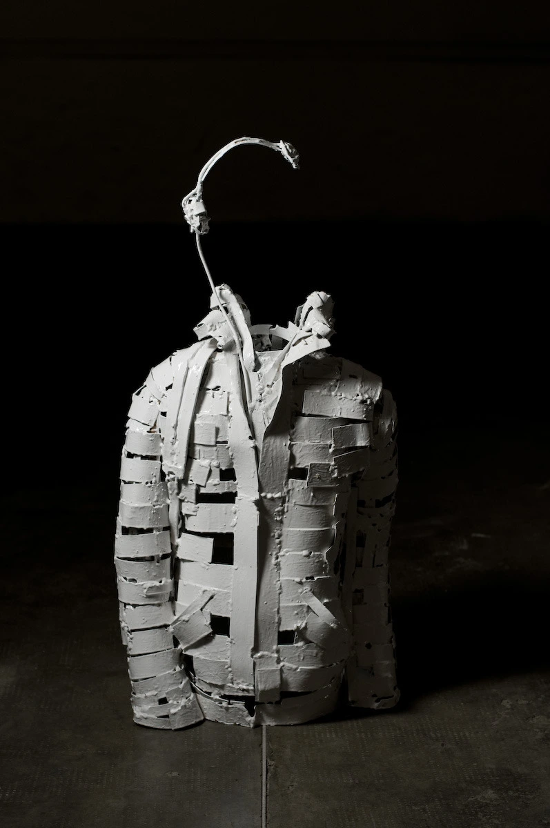 Il senso dell’assenza 2008 ferro saldato smaltato collezione privata60x40x21cm